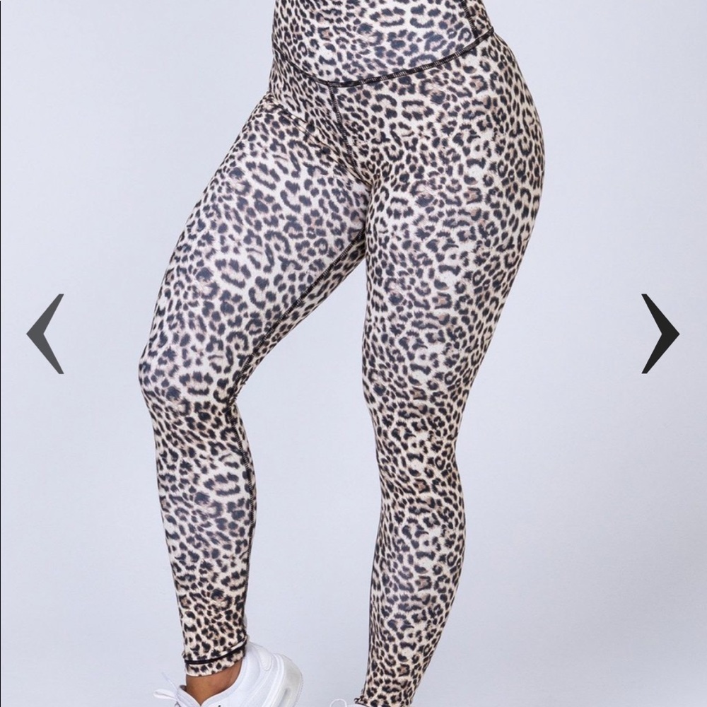 ***SOLD*** Yellow Leopard Scrunch bum leggings